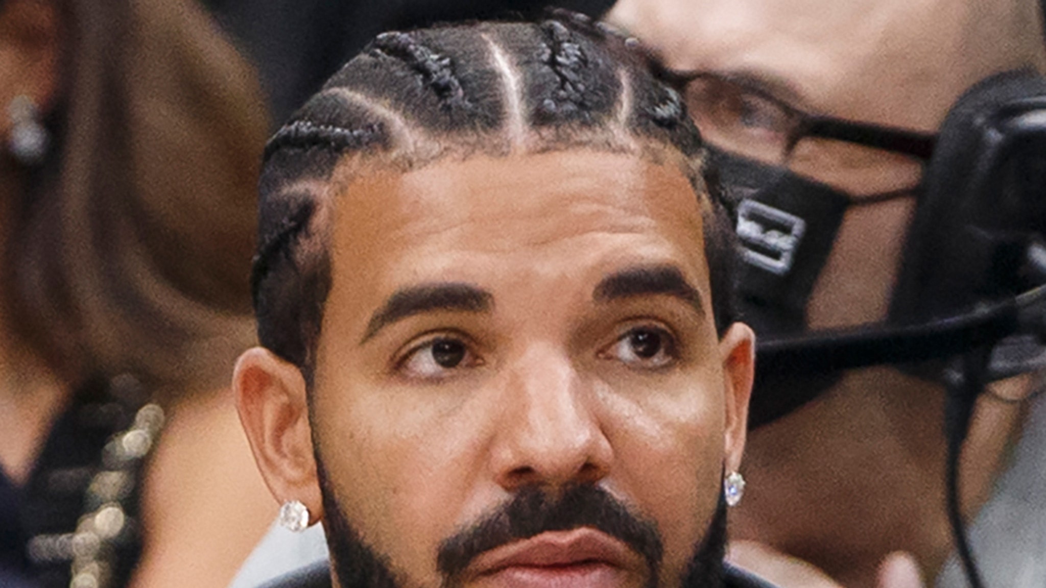 Drake tests positive for Covid and postpones Young Money meeting