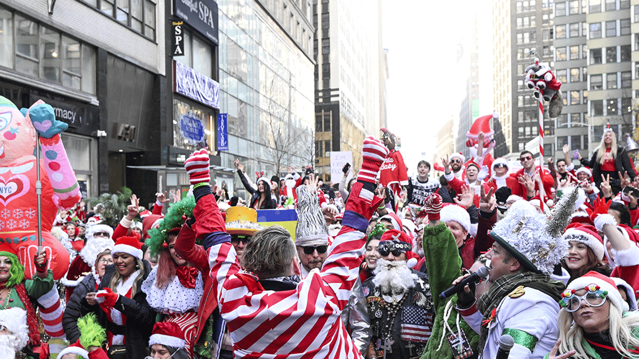 SantaCon 2022 перевершує Нью-Йорк: дебошири вдягаються як Святий Нік