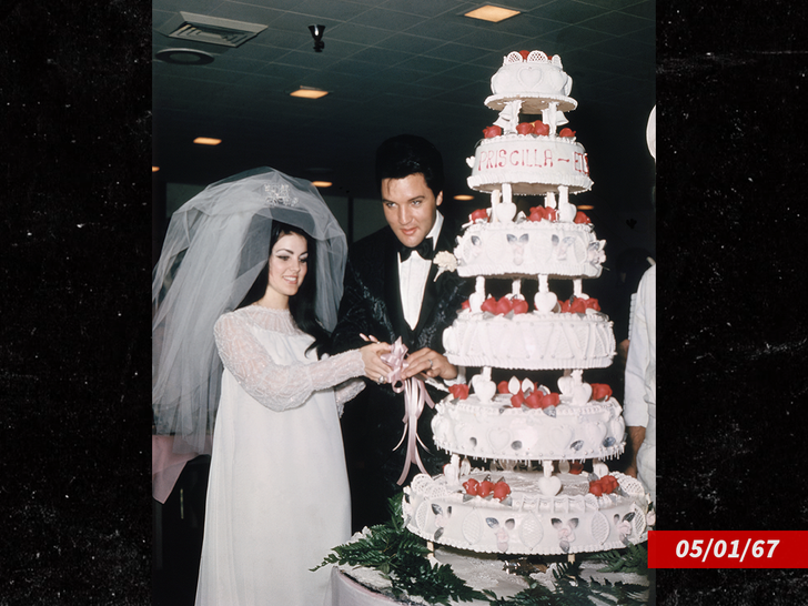 Elvis Presley eski gelini Priscilla Ann Beaulieu ile düğün pastasını kesiyor