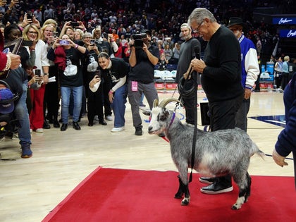 Geno Auriemma winningest coach celebration photos 0