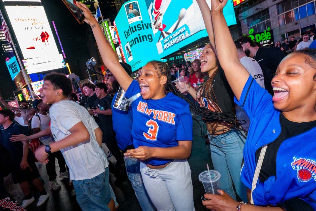 knicks fans celebrate GettyImages-2280353007