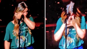 kelly clarkson on stage crying 1