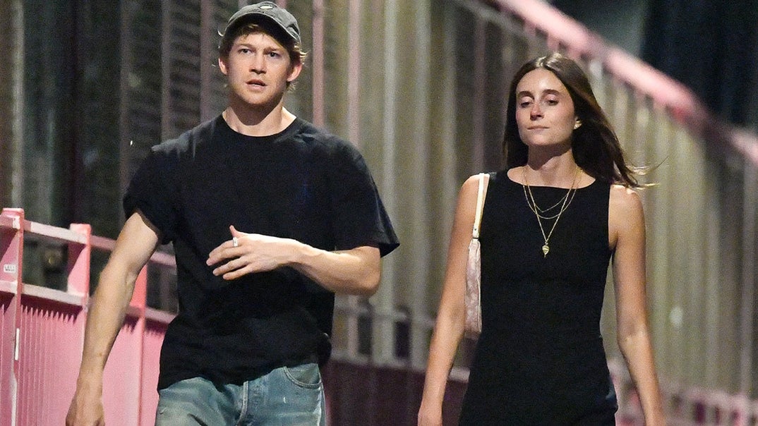 0918-Joe-Alwyn-Mary-Beth-Barone-Date-Night-New-York-City-PRIMARY