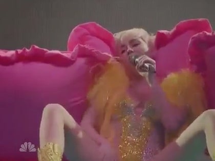 080414_bangerz_tour_primary_v2