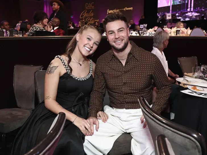 JoJo Siwa e Chris Hughes fazem as malas no PDA no evento Dancers Against Cancer Shutterstock 2