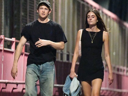 0918-Joe-Alwyn-Mary-Beth-Barone-Date-Night-New-York-City-PRIMARY