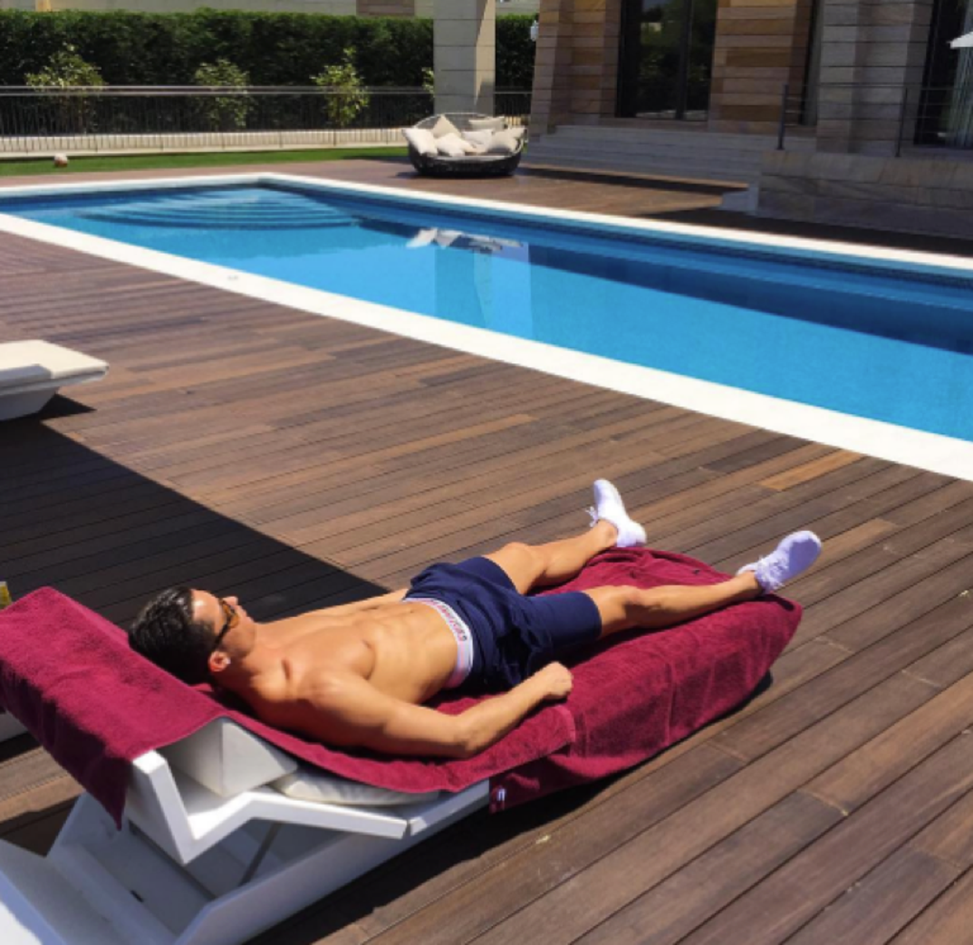 0110_Cristiano_Ronaldo_Shirtless_Shots09