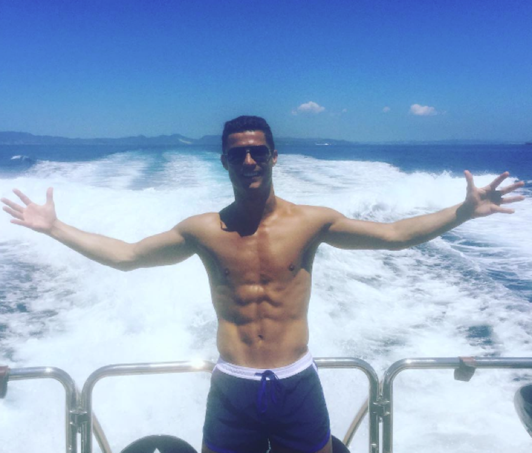 0110_Cristiano_Ronaldo_Shirtless_Shots07