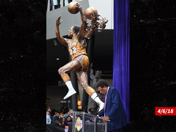 Elgin Baylor, Lakers legend and Hall of Famer, has died at 86 - CBS News