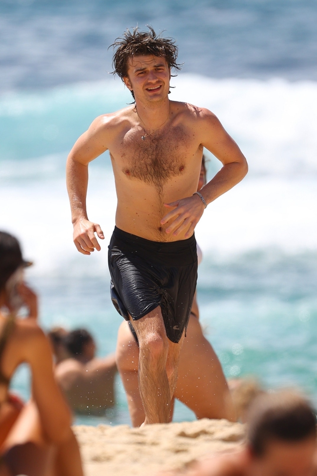 Joe Keery Physique - Time Off