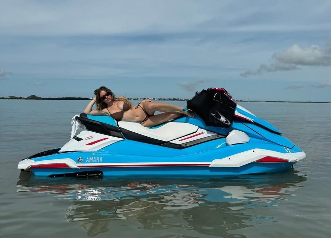 Sydney Sweeney Hot Shots 4