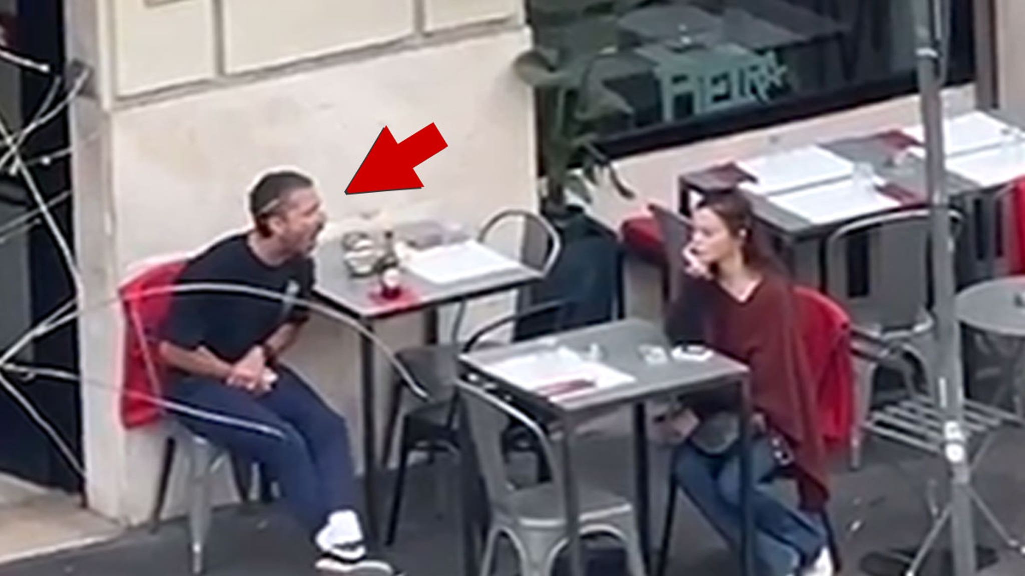 Shia LaBeouf schreit auf Video eine Frau an, die neben ihm im Restaurant sitzt