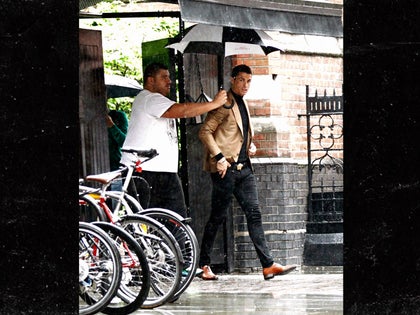 0510-cristiano-ronaldo-umbrella-holder-GETTY-01