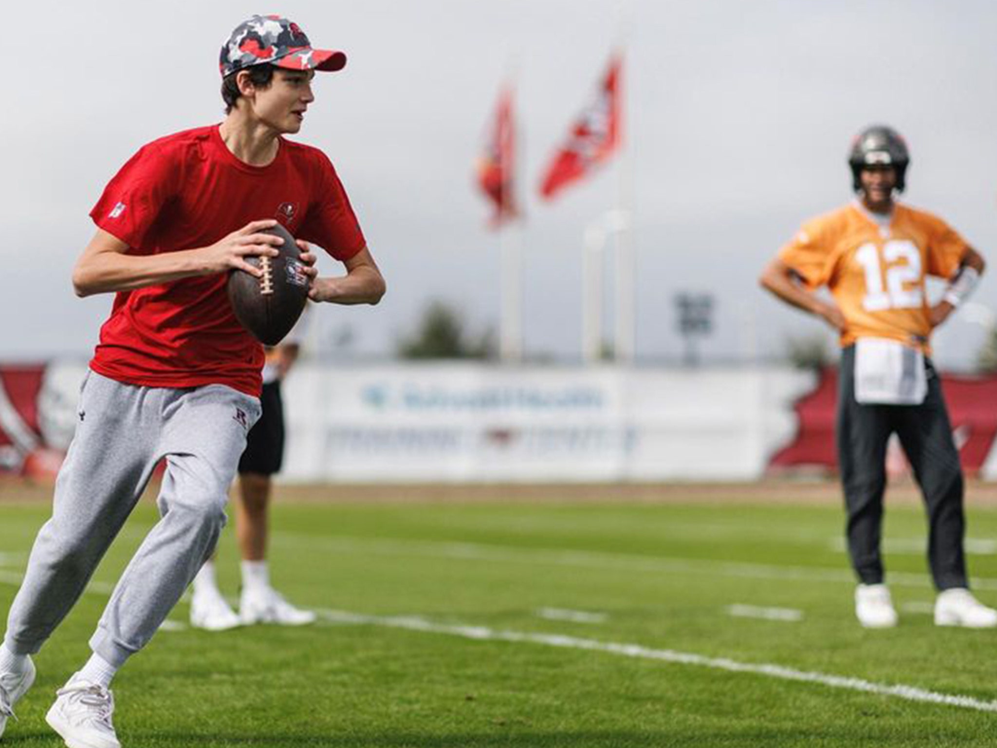 Tom Brady practices with new Buccaneers' teammates at local school