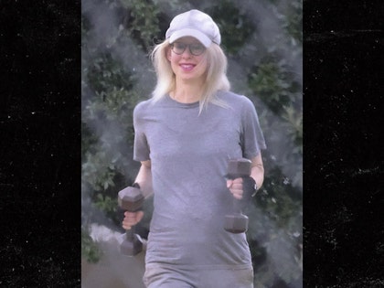 Elizabeth-Holmes-backgrid-1