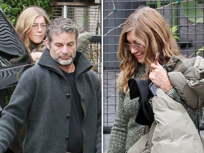 Jennifer-Aniston-gallery-launch-backgrid-1