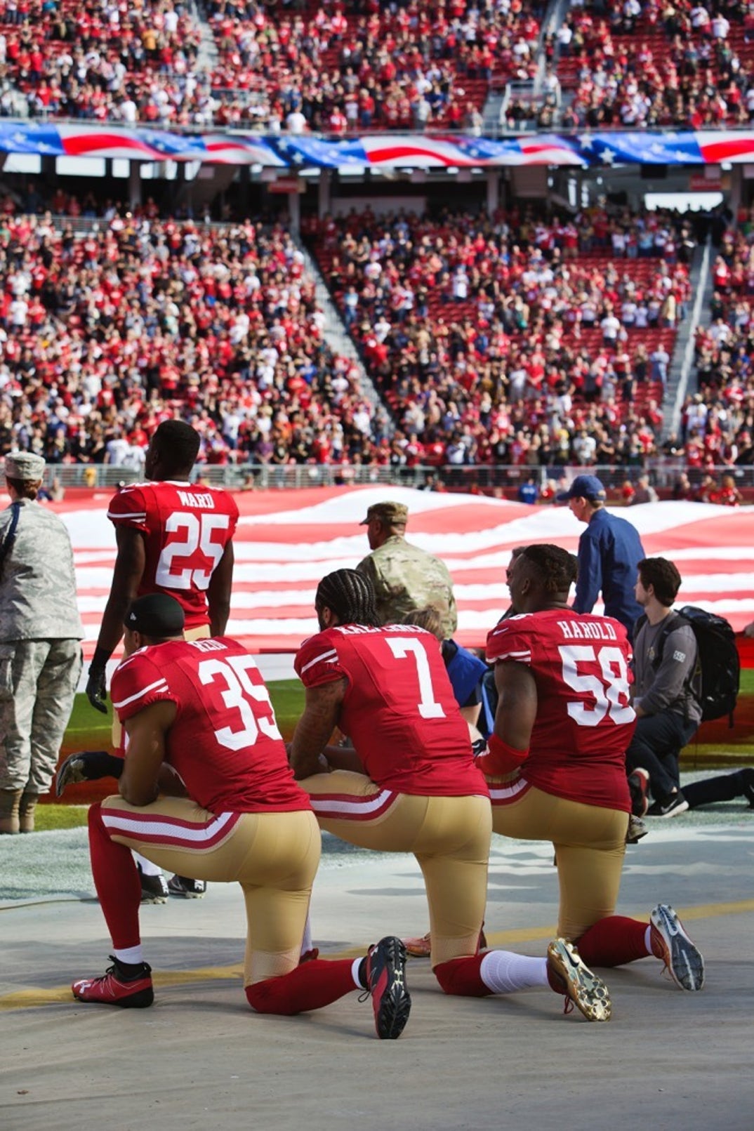 colin kaepernick kneeling football 49ers photos-09