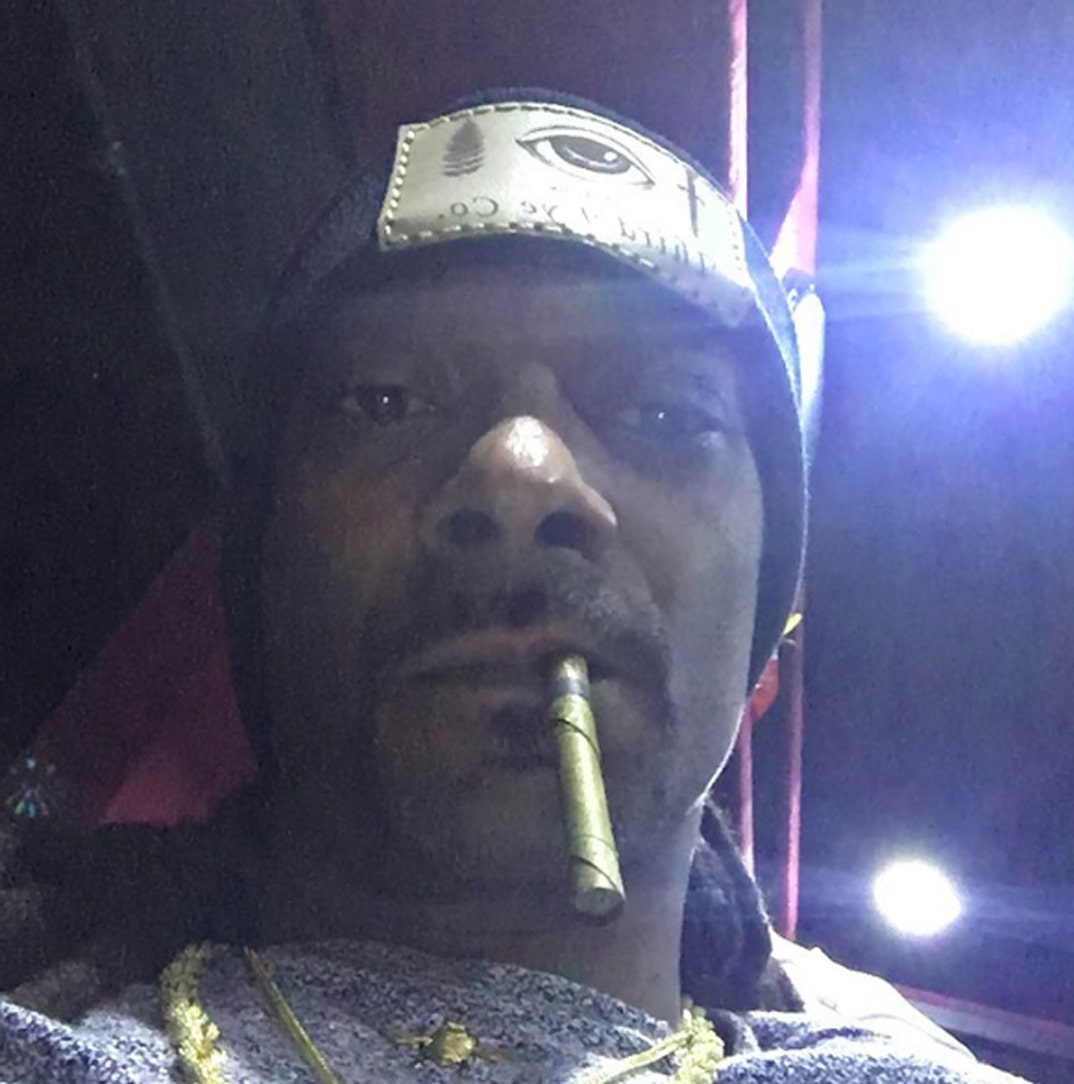 Snoop_Dogg_Lighting_Up_9