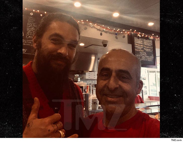 Jason Momoa Gets Sliced Up After 'Aquaman' Premiere :: 1217-jason-momoa-pizza-tmz-4