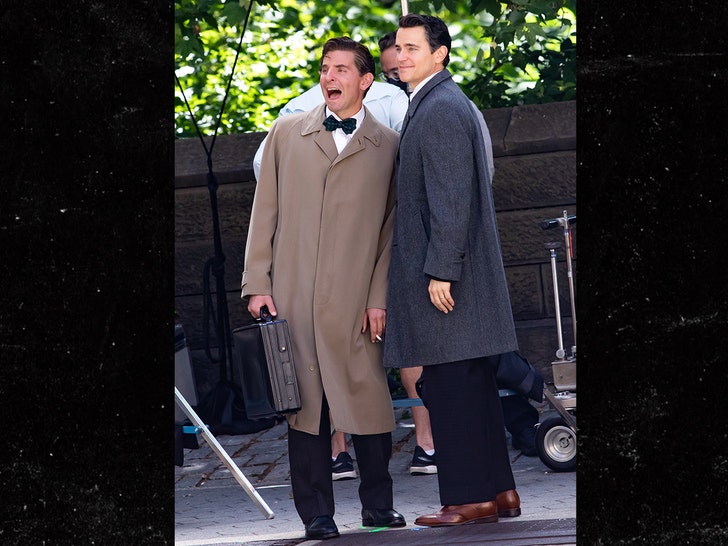 Bradley Cooper, Leonard Bernstein Filminin Setinde Matt Bomer'ı Öpüyor
