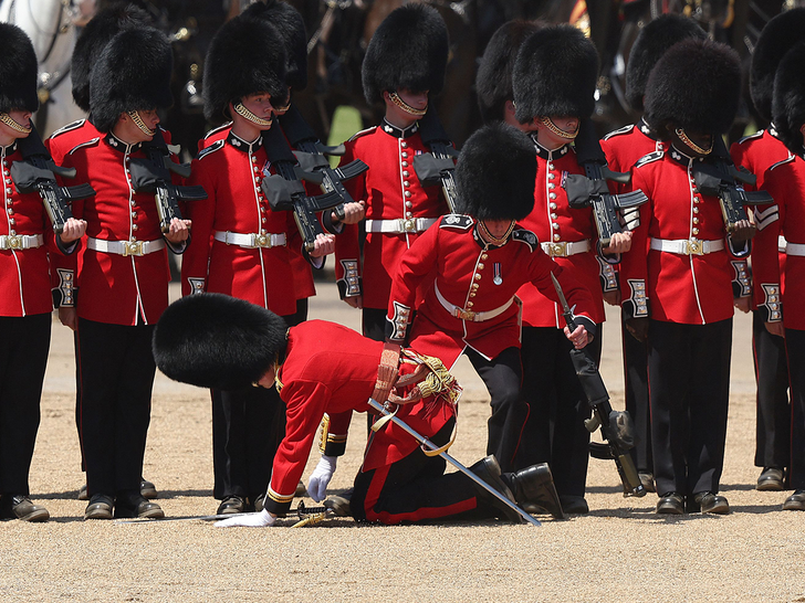 Grenadier Guards é carregado após desmaiar durante a Revisão do Coronel
