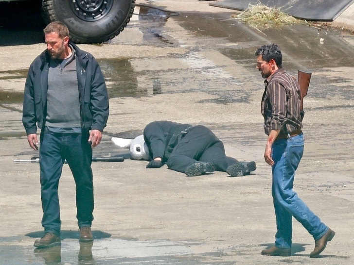 Ben Affleck And Gillian Anderson On Set Filming With Stunt Doubles 2