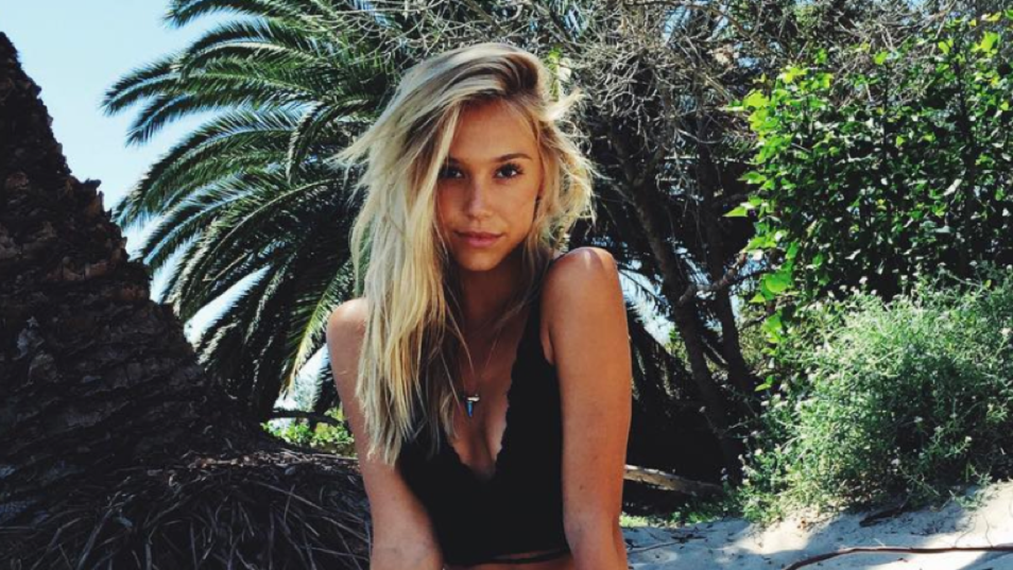 Jay Alvarrez and Alexis Ren -- Hot Shots