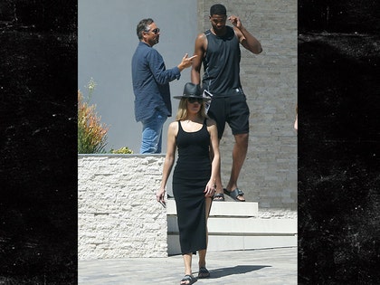 0902_Khloe-Kardashian_splash-MAIN-B