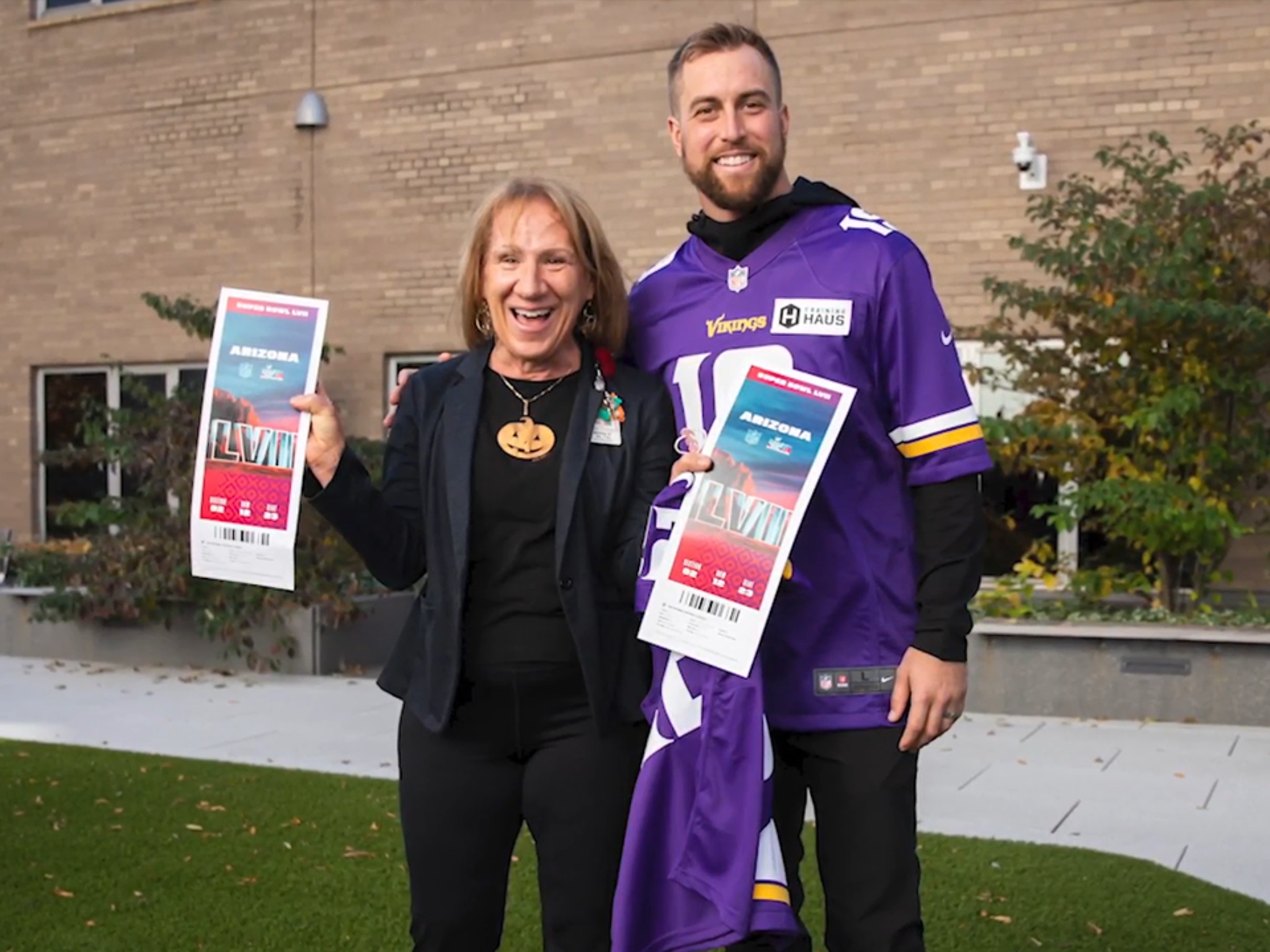 Vikings' Adam Thielen Surprises Nurse At Hospital With 2 Super