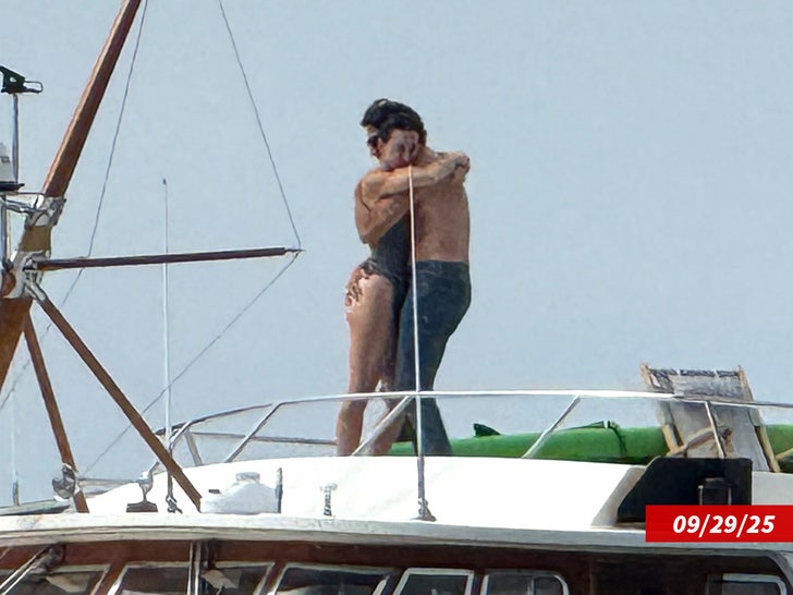 katy perry justin trudeau yacht ZOOMED IN swns swipe 4