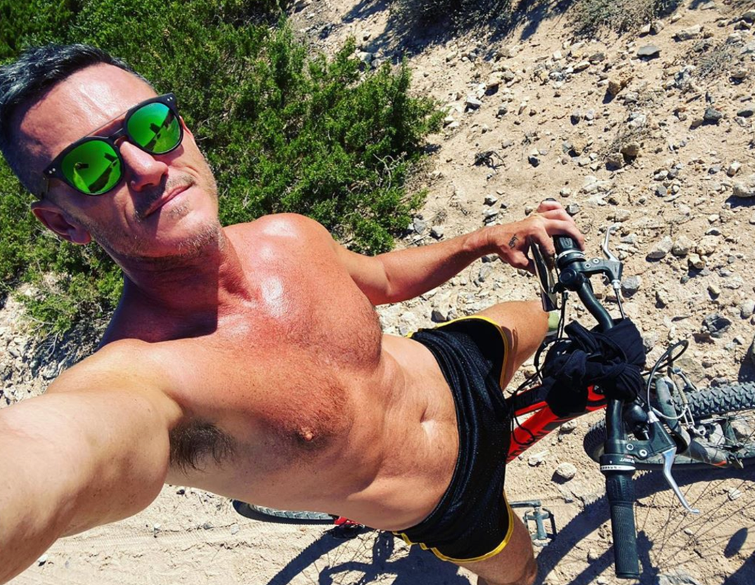 luke-evans-shirtless-hot-photos9