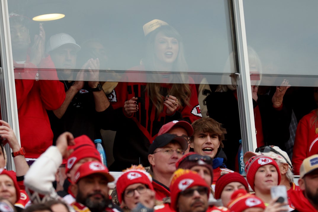 Taylor Swift at Chiefs vs. Bills1