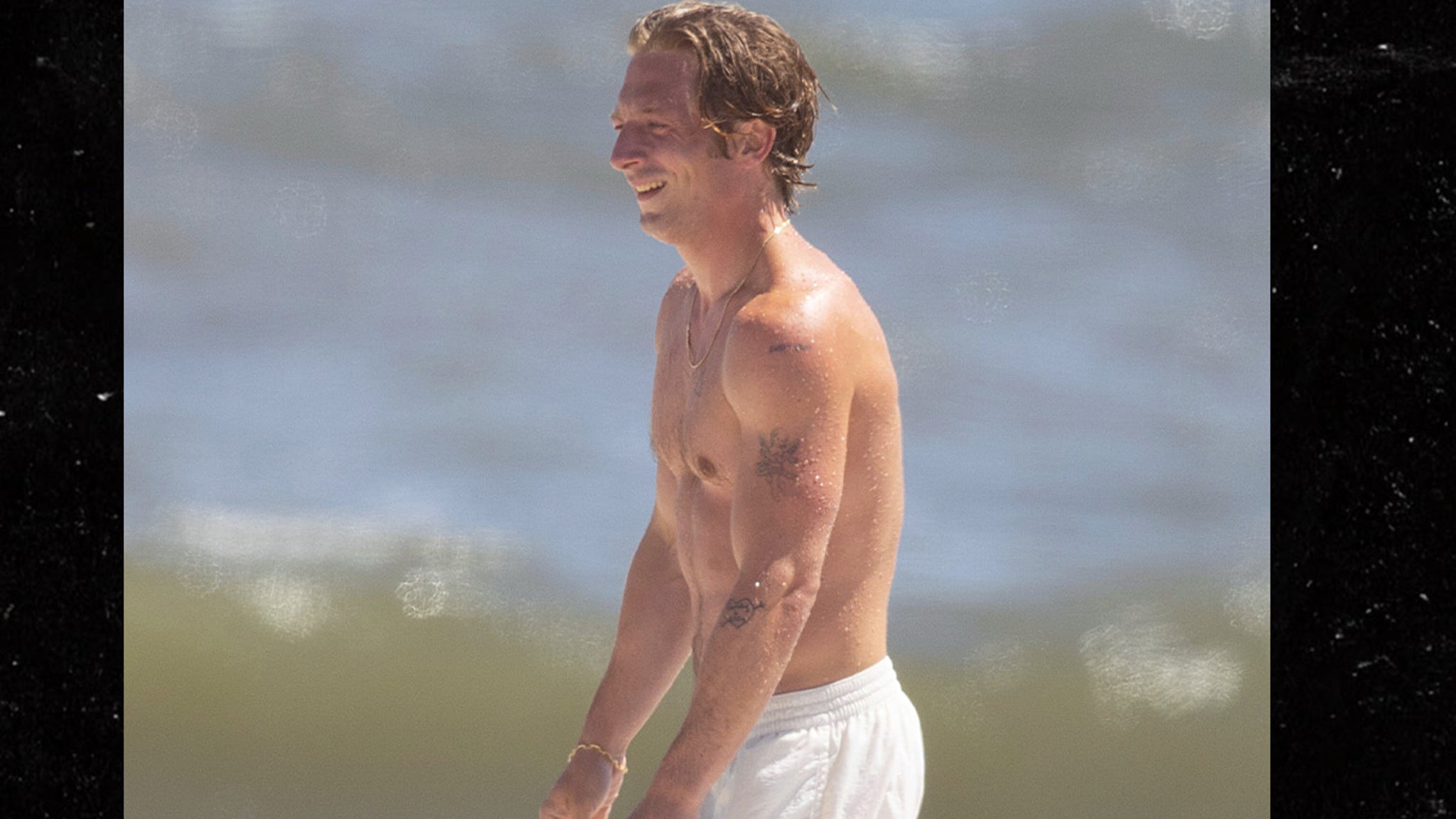 Jeremy Allen White Shows Off Bulked-Up Bod on Beach Day in New York