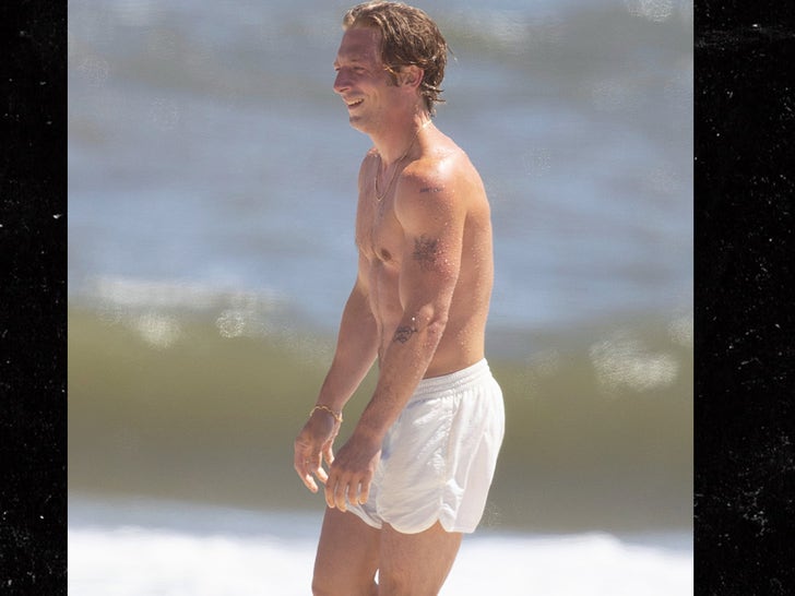 Jeremy Allen White Shows Off Bulked-Up Bod on Beach Day in New York