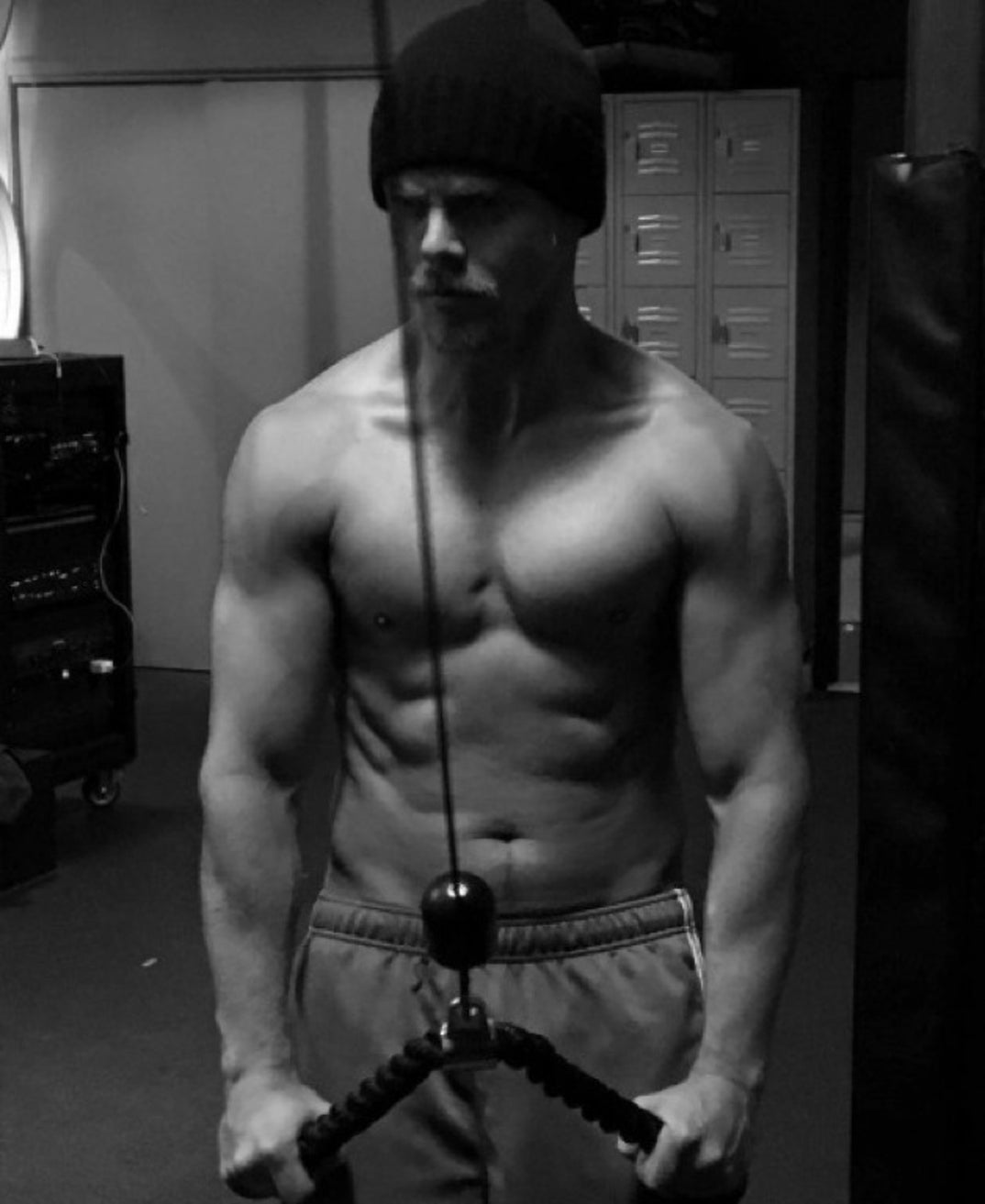 1206_derek_hough_shirtless02