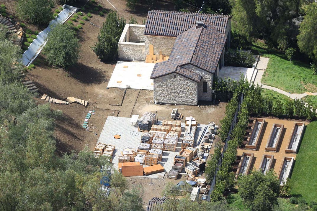 gallery x17_kylie_jenner_aerial_090726_26