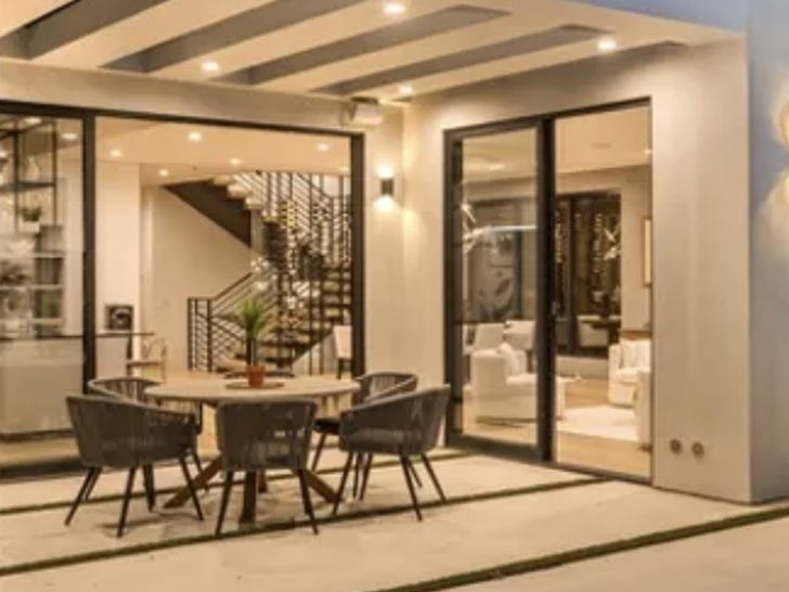 0512-Nigel-Lythgoe-Hollywood-House-Sold-Photows-Primary-3