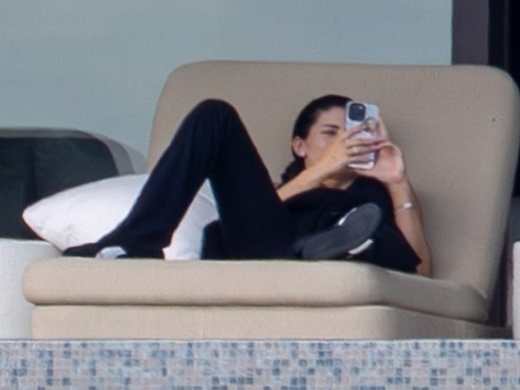 0126-Kylie-Jenner-Timothee-Chalamet-Cabo-Vacay-Sub3