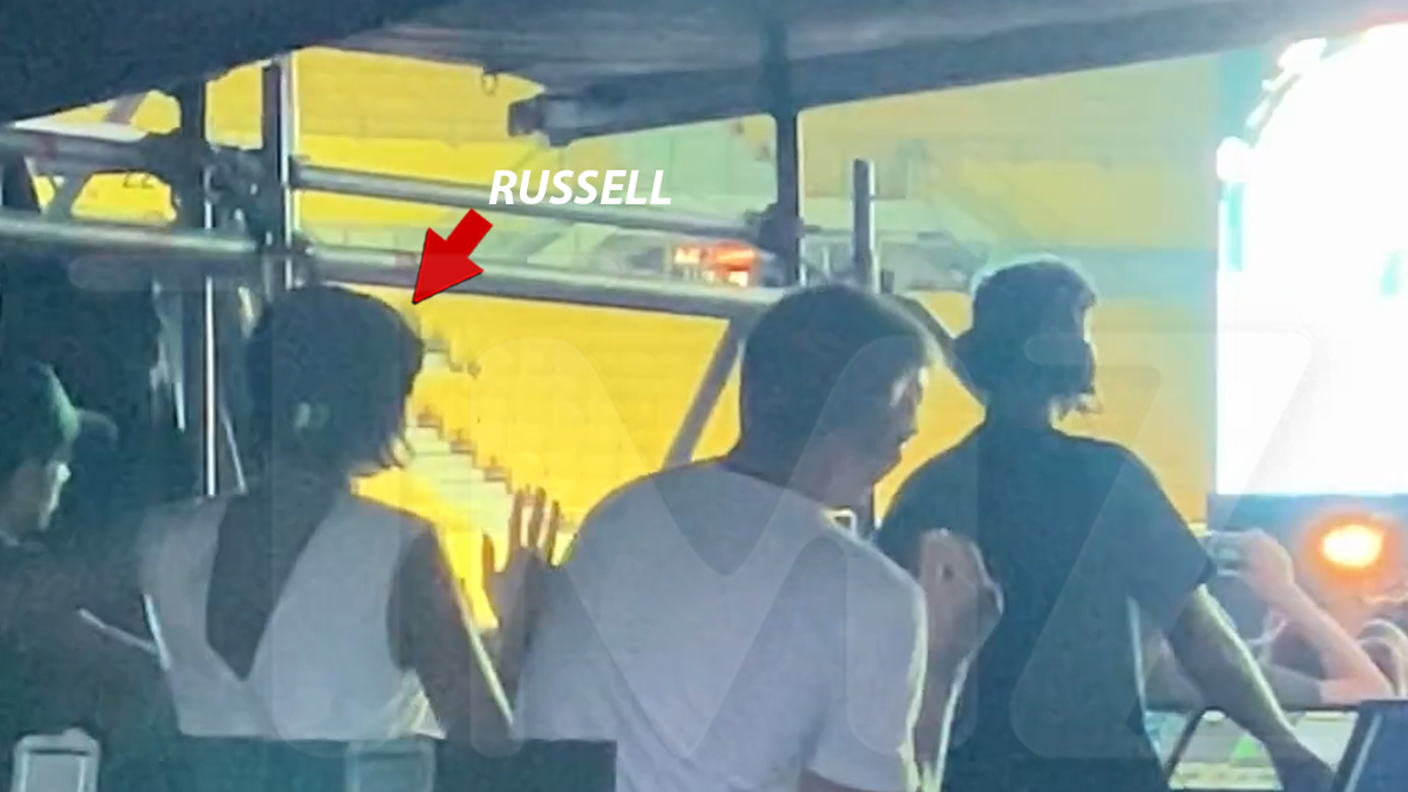 Taylor Russell consegue uma visão VIP da festa de Harry Styles em meio a rumores de namoro