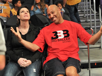 1122-lavar-ball-wife-tina-lakers-game-GETTY-02