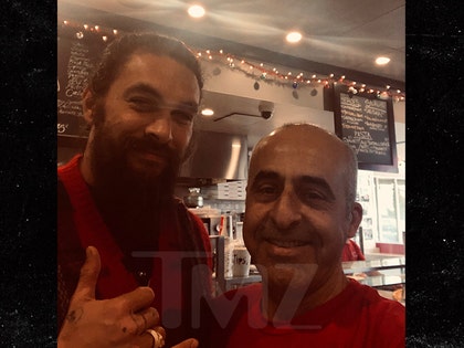 1217-jason-momoa-pizza-tmz-01