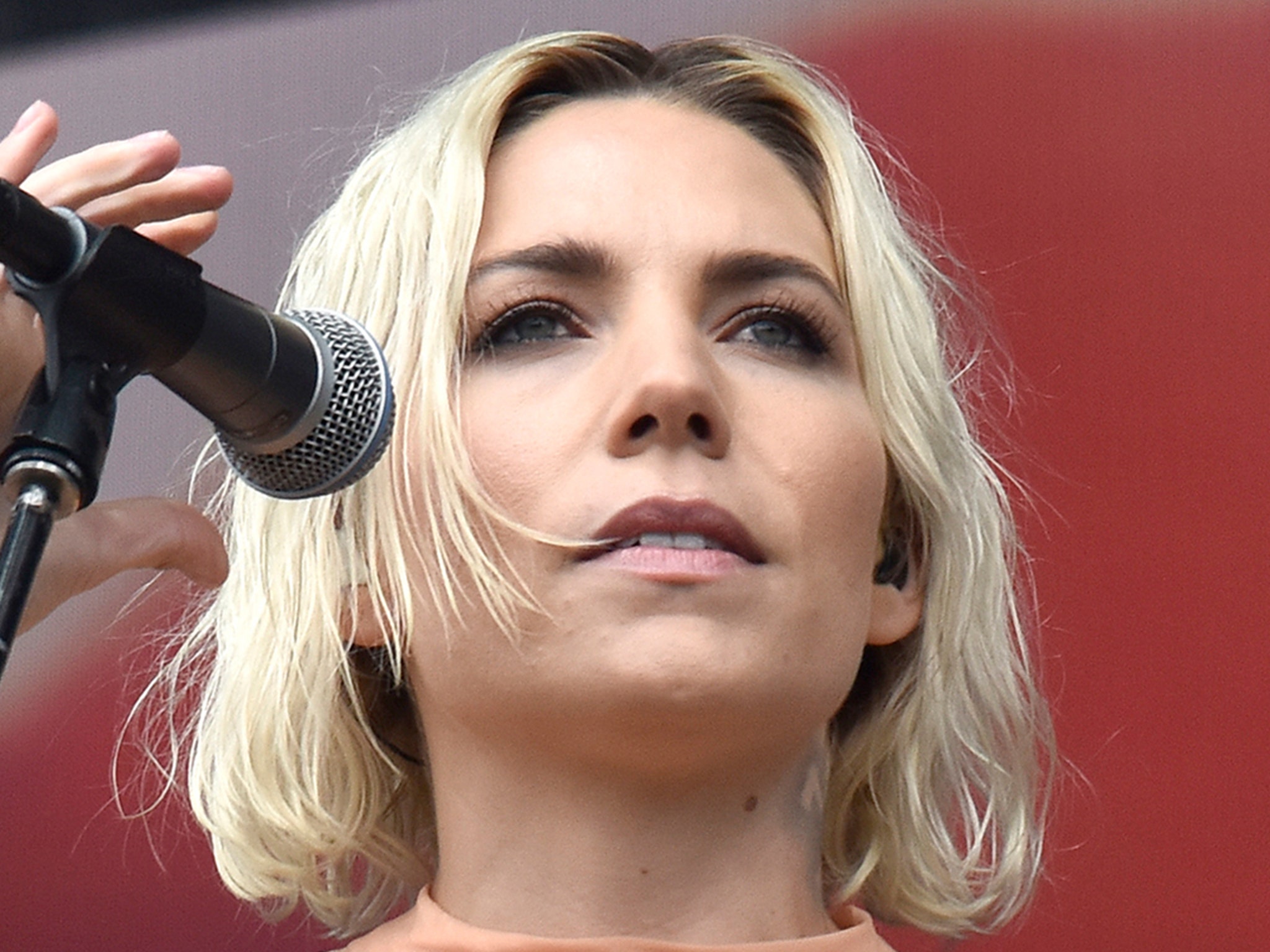 Experience Skylar Grey's "Love The Way You Lie" Live