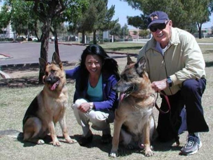 Gen dan istri dengan anjing