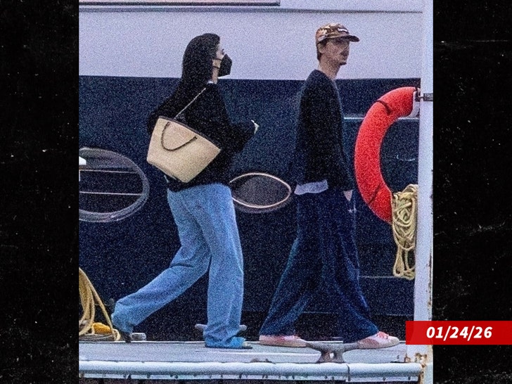 Kylie Jenner and Timothée Chalamet Shop for Bikinis on Mexico Vacation 1 kylie-jenner-timothee-chalamet-backgrid-1