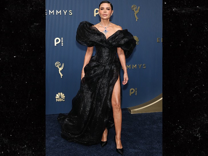 0914-Lisa-Rinna-Emmys-Arrivals-SUB