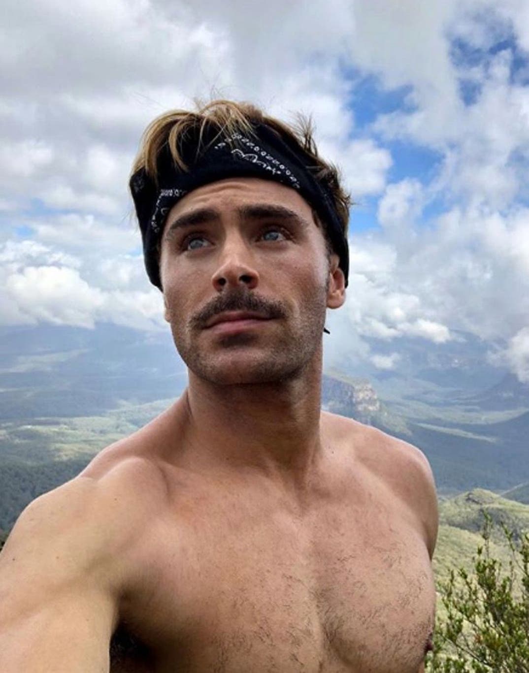 zac-efron-shirtless-shots-02