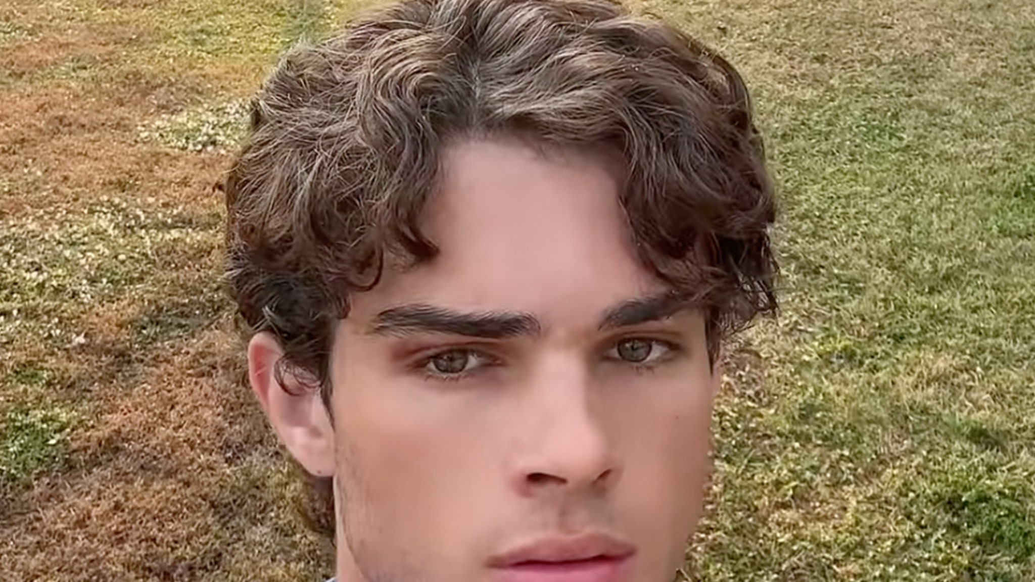 Claviculair lijdt aan vermoedelijke overdosis, opgenomen in het ziekenhuis