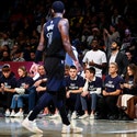 Los fanáticos protestan contra los comentarios de Kyrie Irving con camisetas de 'Lucha contra el antisemitismo' en el juego de los Nets