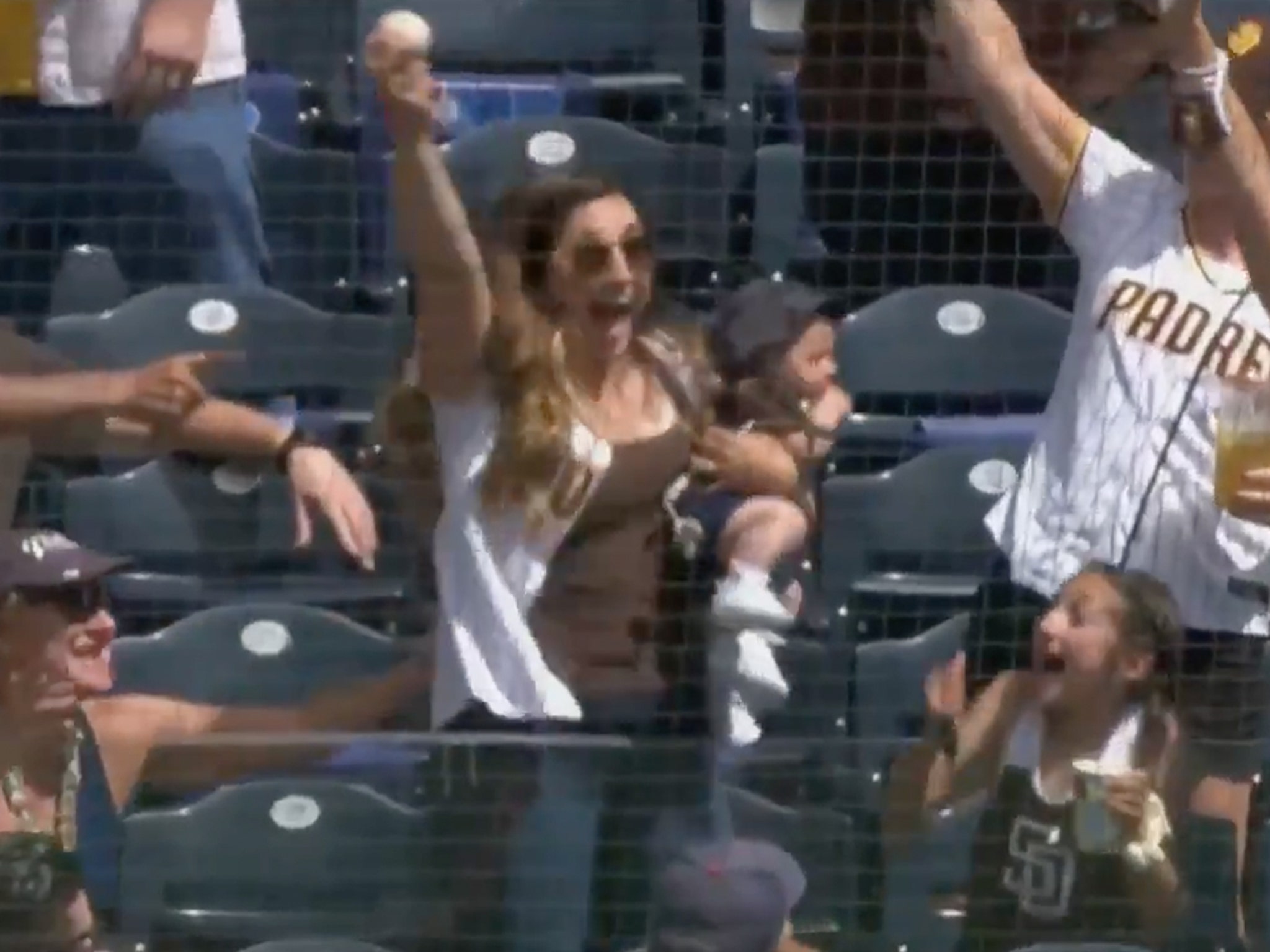 Sánchez catches, goes 1 for 4 in 1st game with Padres