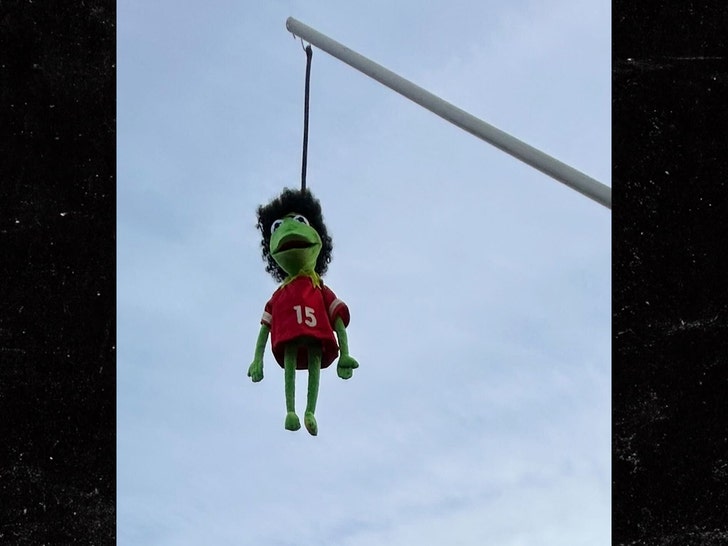 Bills Fans Hang Kermit Puppet Wearing Mahomes Jersey Ahead Of Chiefs Game